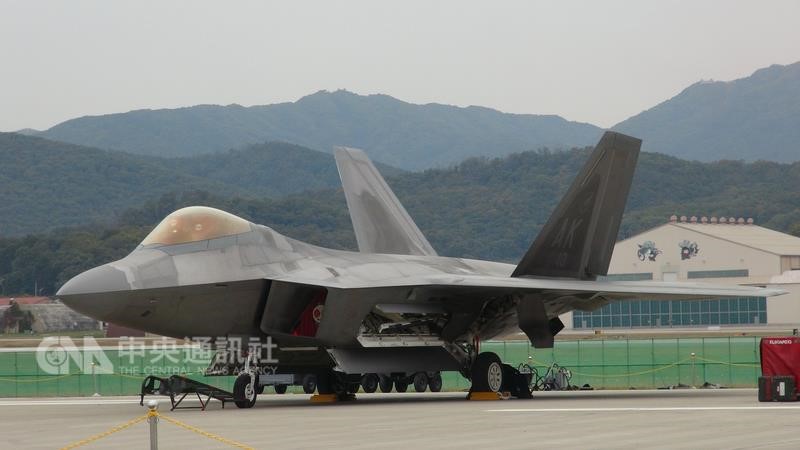 2017年首爾國際航空展在南韓京畿道城南市空軍基地首爾機場舉行，圖為停在展場的美軍F-22戰機。中央社記者姜遠珍首爾攝106年10月18日