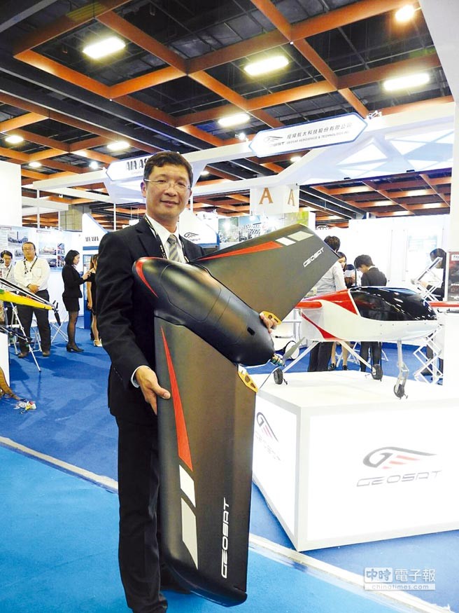 經緯董事長羅正方親自展示翼龍無人機，對於該項產品的優異性能及執行任務能力，信心十足。