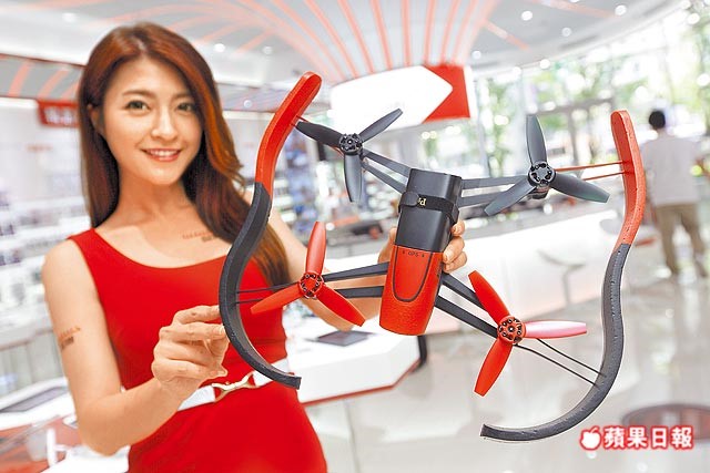MCU廠商搶進無人機市場，盛群成功打入陸廠大疆供應鏈，新唐也在天貓旗艦店推出4軸飛行器套件。唐紹航攝
