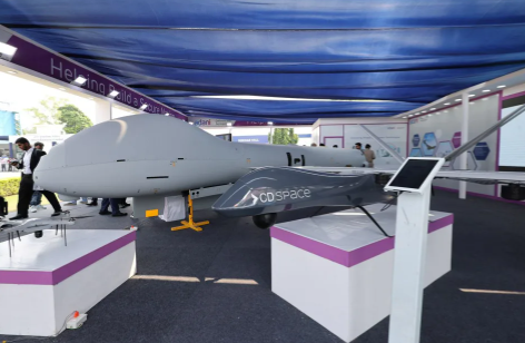 阿達尼國防與航太公司日前展示印度製造的「Drishti 10」無人機（左）。（達志影像／路透社）