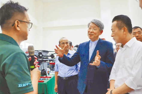 嘉義縣11日舉行「2024無人機日─亞洲無人機AI創新應用博覽會」，經濟部長郭智輝（前排右二）與無人機業者互動、交流，承諾加速推動無人機產業。（呂妍庭攝）
