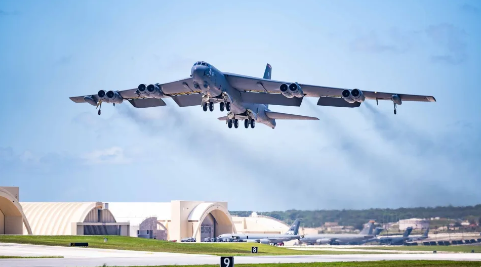 美軍B-52H轟炸機將在首爾航展期間，降落南韓境內基地，傳達嚇阻北韓決心。圖為自安德森基地起飛的同型機。（取自DVIDS網站）