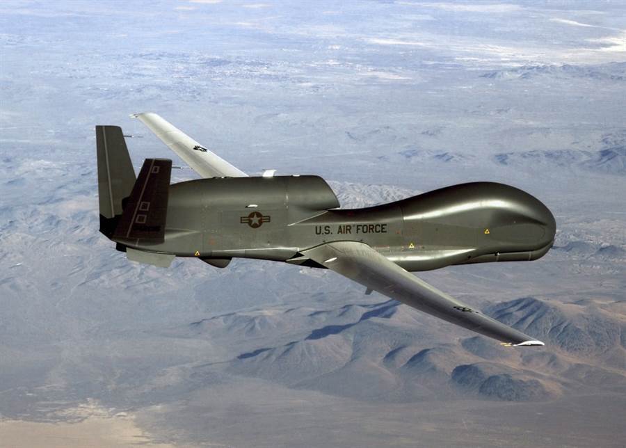 RQ-4「全球鷹」（Global Hawk）無人偵察機記錄情報並進行偵察的畫面