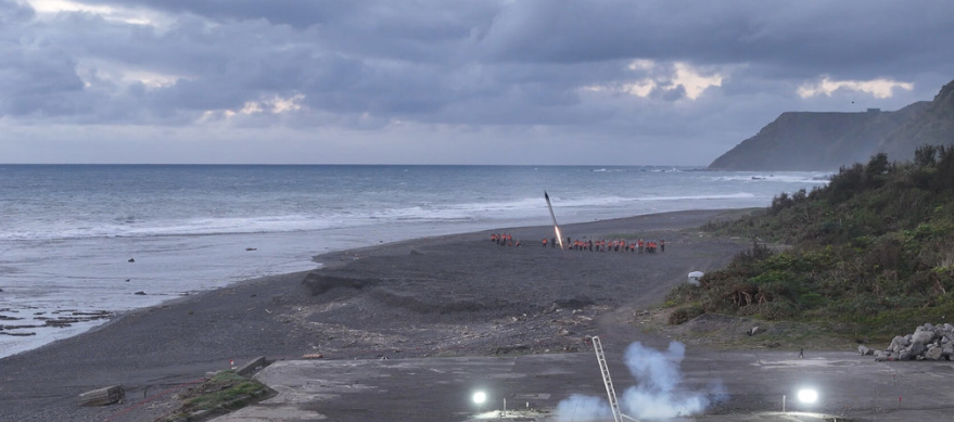 逢甲大學12日清晨在屏東旭海短期科研探空火箭發射場域，成功發射科研火箭SHSR-Aero1，驗證推進技術、導航遙測系統等。（國家太空中心提供）中央社記者李卉婷傳真 112年11月12日