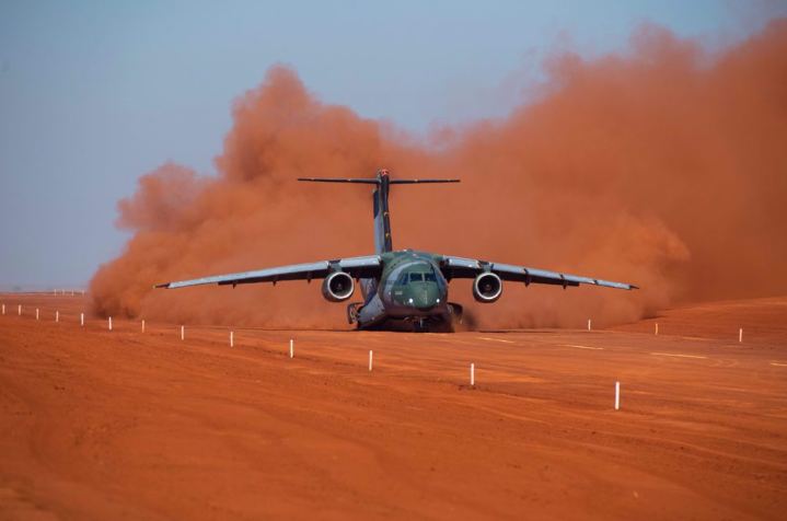 巴西航空工業展示C-390的野戰機場起飛能力。(圖/巴西航空工業)